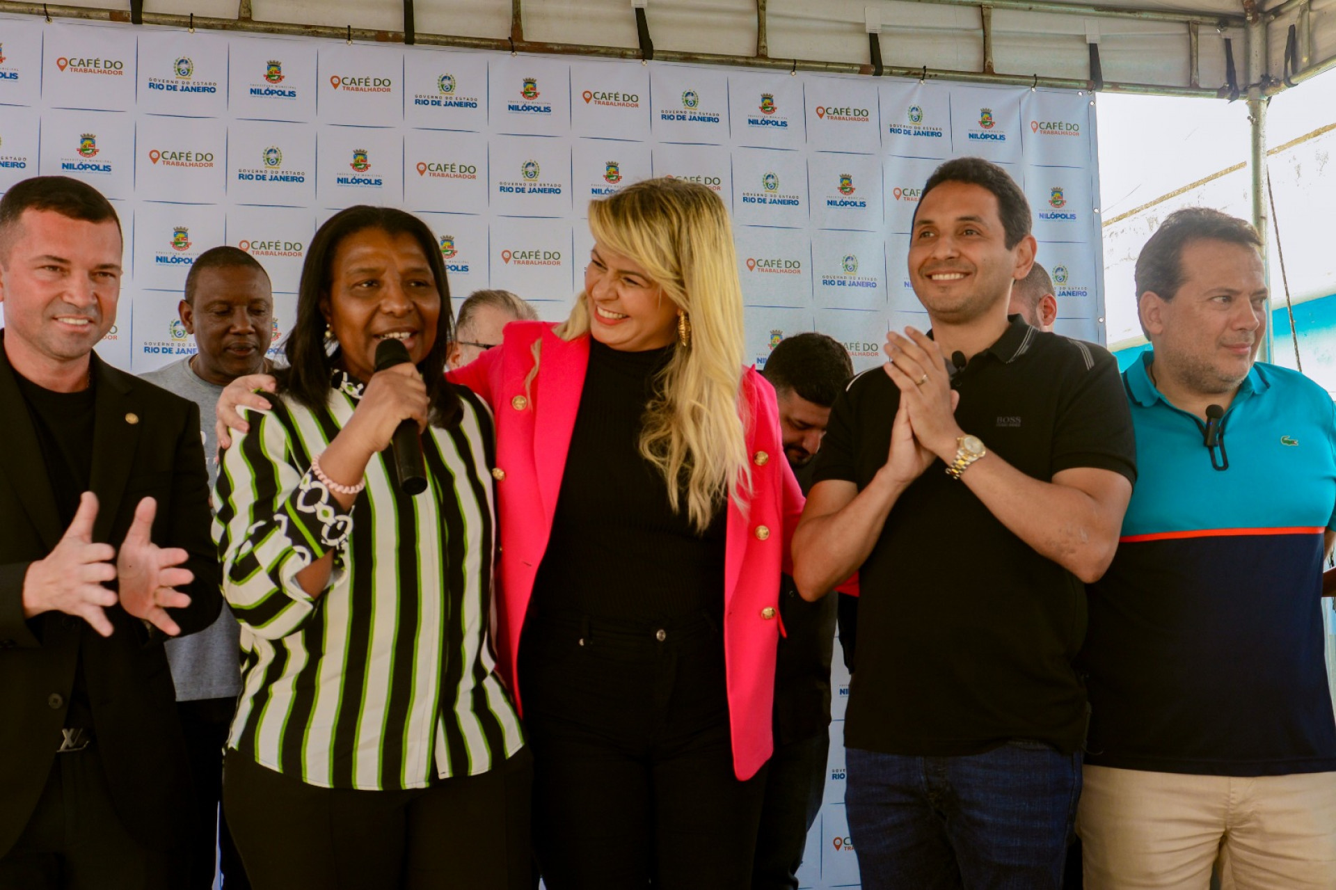 A secret&aacute;ria Ros&acirc;ngela Gomes, ao lado da secret&aacute;ria municipal de Desenvolvimento Social, Everline Lima, do deputado federal Ricardo Abr&atilde;o, e do  deputado estadual Rafael Nobre - Giulia Gabriela / PMN