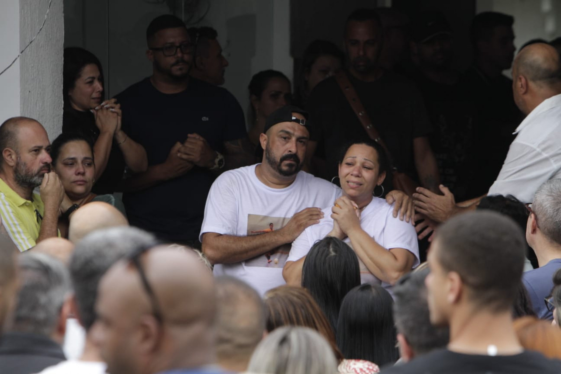 Pai e mãe do Lucas no funeral do jogador de futsal, no Cemitério de Inhauma, na Zona Norte do Rio - Marcos Porto/Agência O Dia