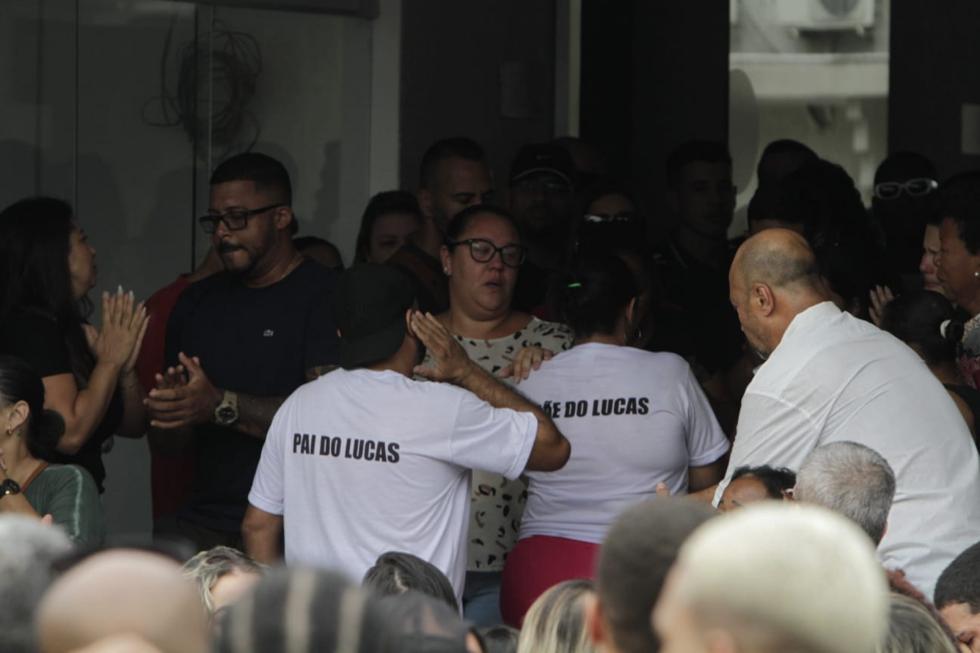 Pai e mãe do Lucas no funeral do jogador de futsal, no Cemitério de Inhauma, na Zona Norte do Rio - Marcos Porto/Agência O Dia
