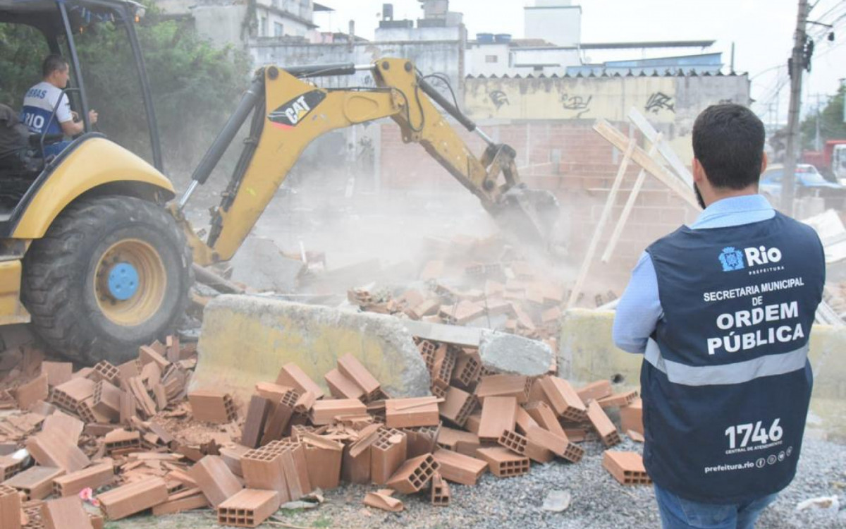 As estruturas erguidas eram de alvenaria e os limites do terreno estavam demarcados com blocos de concreto