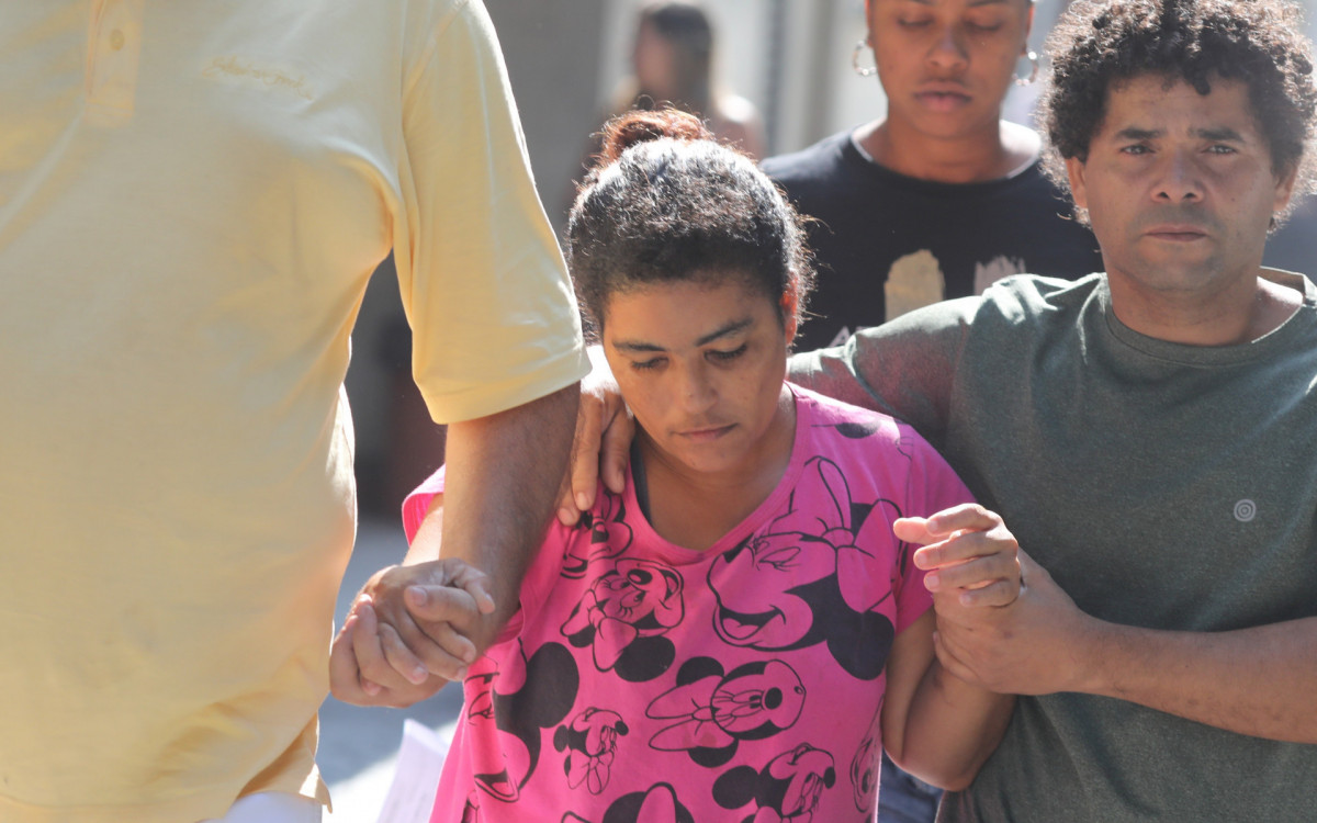 Adjailma Azevedo e Jos&eacute; Roberto Santos de Souza, pais do menino, estiveram na delegacia na quarta