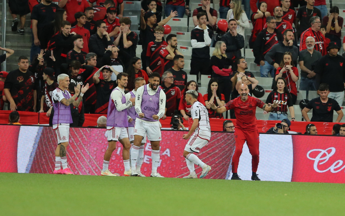 PR - COPA DO BRASIL/ATHLETICO X FLAMENGO - ESPORTES -  
Arrascaeta 
do Flamengo comemota seu gol  durante  partida de volta das Quartas de Final da Copa do Brasil 2023, na Arena da Baixada, em Curitiba, nesta quarta-feira (12). Foto: Geraldo Bubniak/AGB