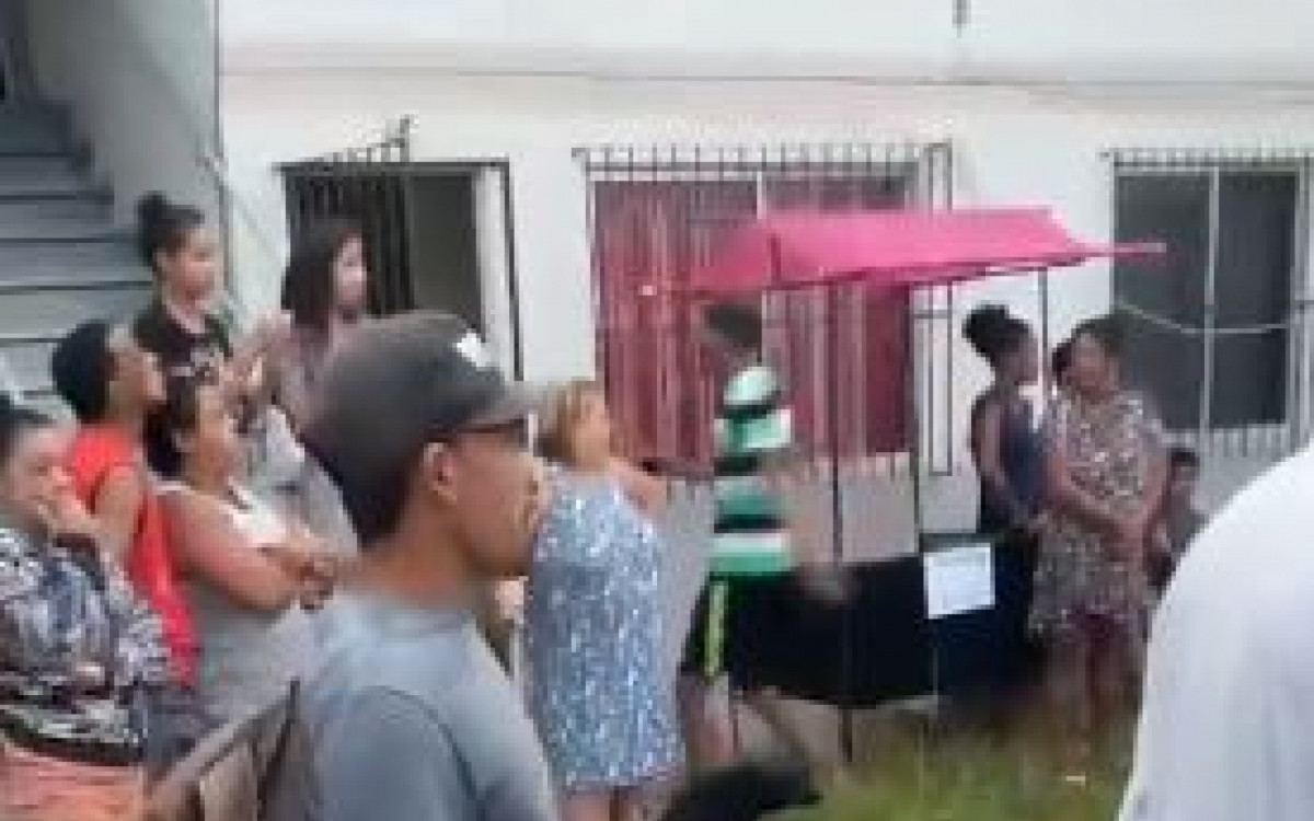 O menino foi baleado a caminho da escola em Maric&aacute;