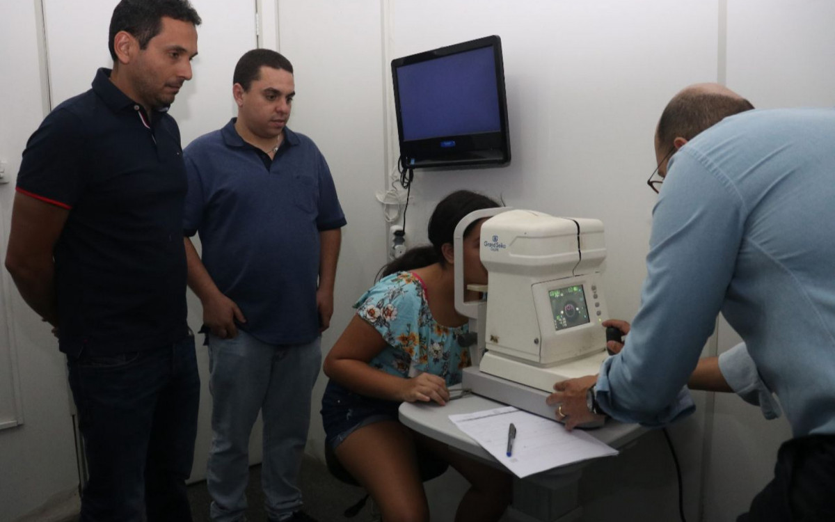 O prefeito Abra&atilde;ozinho passou pelo local e acompanhou o trabalho das equipes ao lado do secret&aacute;rio Andr&eacute; Esteves