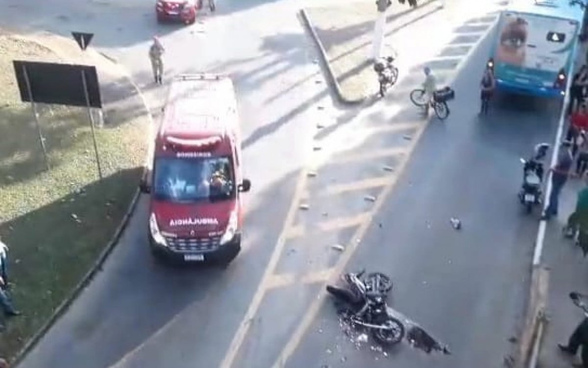 Adolescente fica ferido em colisão entre moto e ônibus em Resende - Redes Sociais