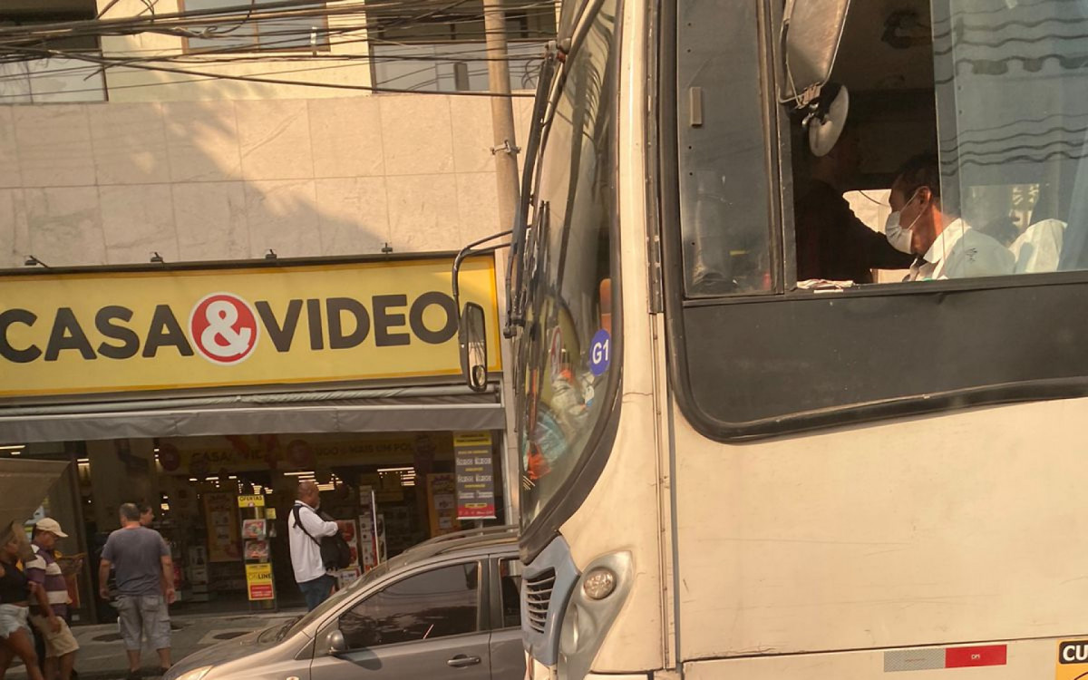 carro estacionado em ponto de ônibus