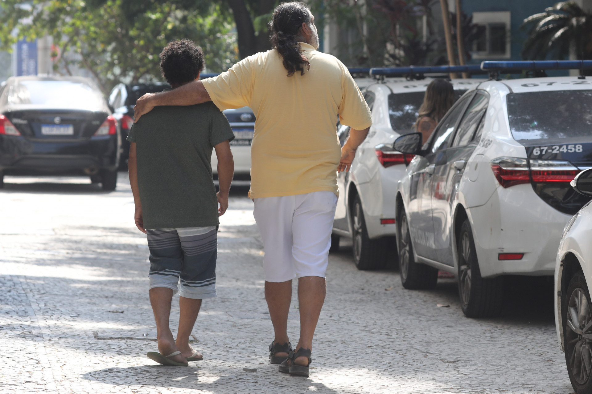 Jos&eacute; Roberto (esquerda) e Jorge Lu&iacute;s (direita), pai e tio de menino morto em Maric&aacute;, acusam policiais de chegarem atirando no condom&iacute;nio Minha Casa Minha Vida - Pedro Ivo / Ag&ecirc;ncia O Dia