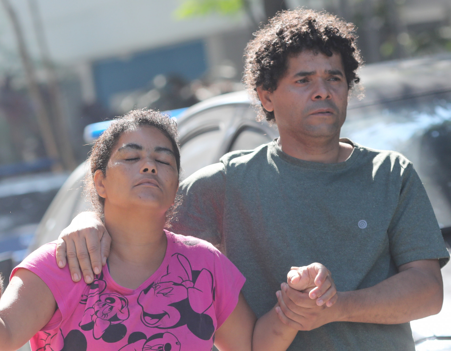 Adjailma Azevedo, mãe do menino morto, teve que ser amparada pelo marido, José Roberto Santos de Souza - Pedro Ivo/AgÃªncia O Dia