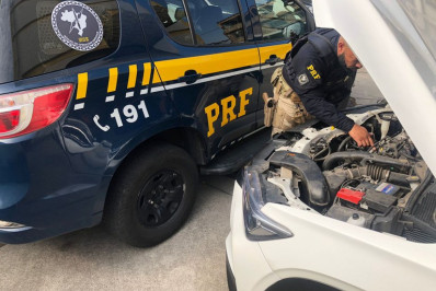 PRF prende 2 pessoas e recupera 4 veículos no Rio de Janeiro