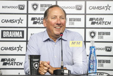 Vídeo: Textor assiste à vitória do Botafogo sobre o Patronato junto com a torcida na arquibancada