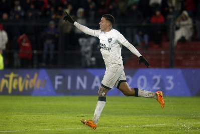 Carlos Alberto brilha novamente, Botafogo supera gramado ruim e vence o Patronato pela Sul-Americana