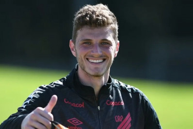 Bento, goleiro do Athletico, alega 'luxo' do Flamengo por um dia a mais de folga: 'Mais fácil para eles'