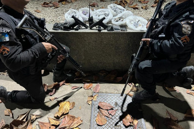 PM apreende pistolas e drogas em ação com dois suspeitos feridos no Castelar em Belford Roxo