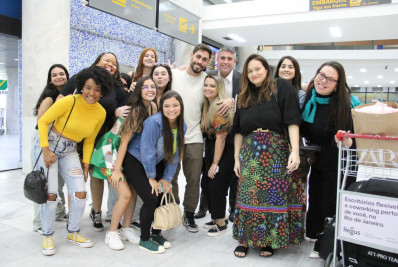 Bombou! Cara de Sapato e mais famosos desembarcam em aeroporto no Rio