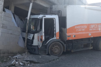 Caminhão da Comsercaf colide contra muro de residência em Cabo Frio após suposta falha nos freios