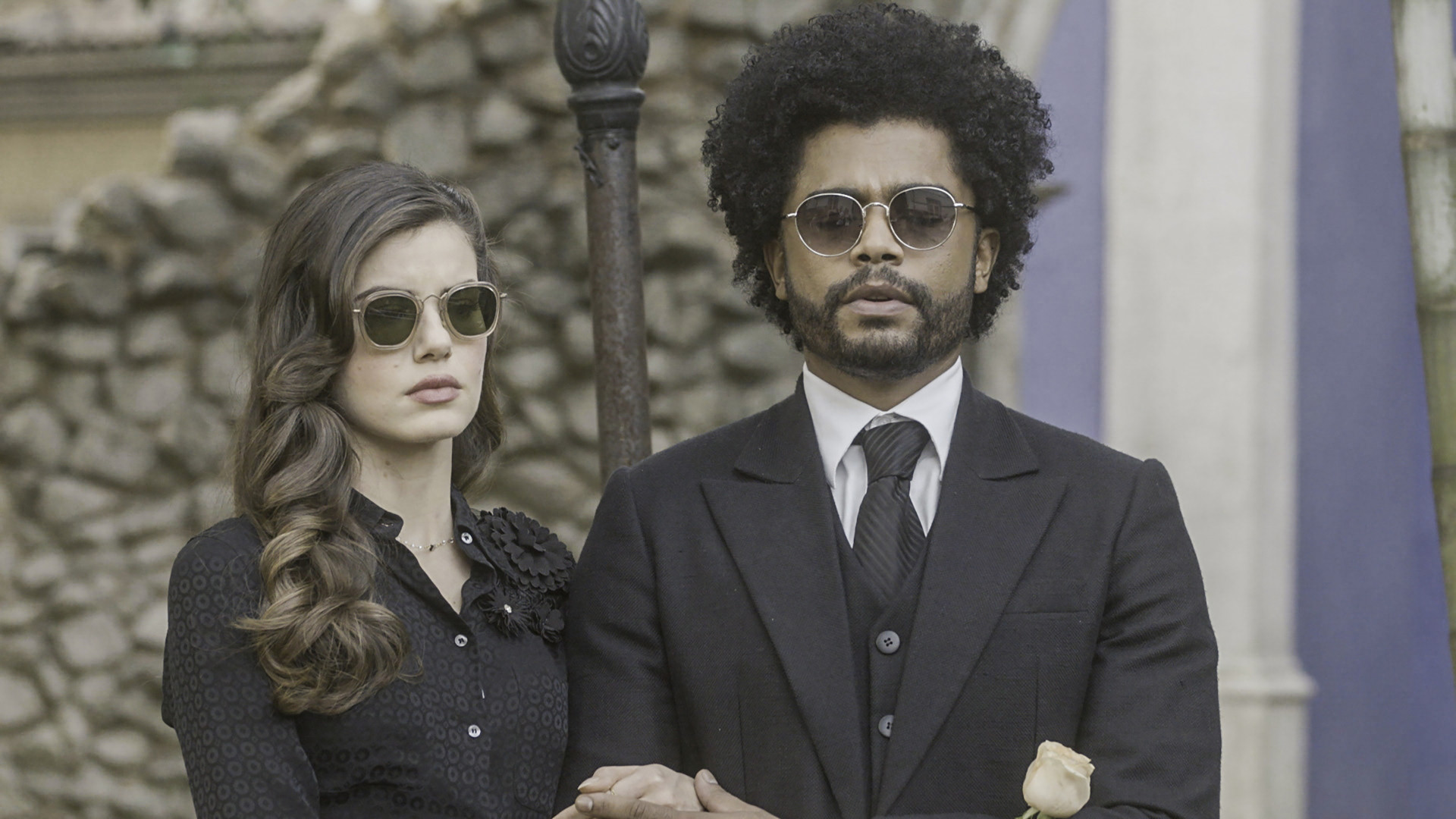 Marê (Camila Queiroz) e Orlando (Diogo Almeida) no enterro de Lucília (Kênia Bárbara) - Globo/Divulgação