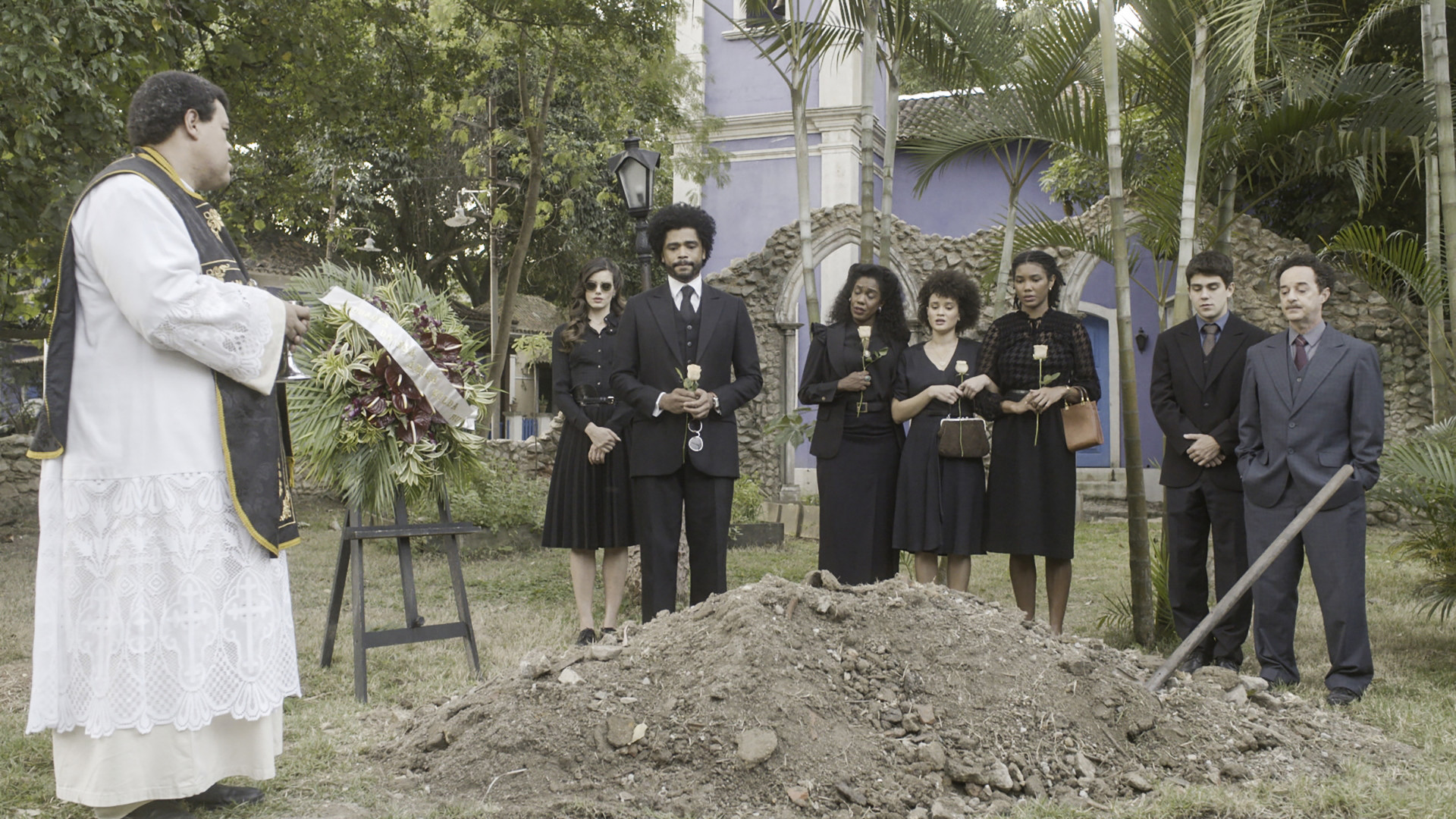 Frei Severo (Babu Santana) celebra a cerimônia de sepultamento de Lucília (Kênia Bárbara) - Globo/Divulgação