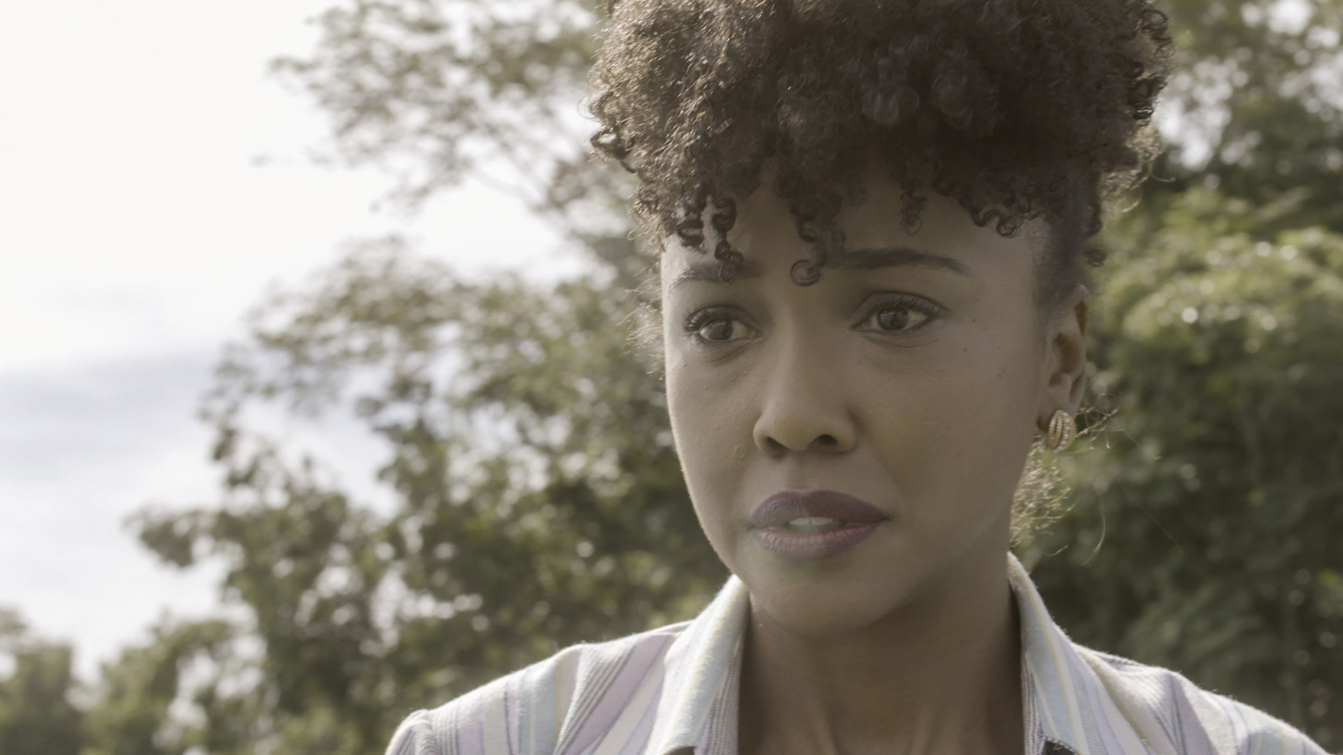 Sem saber nadar, Lucília (Kênia Bárbara) fica aflita em passeio de barco com Felipe (Pierre Baitelli) - Globo/Divulgação