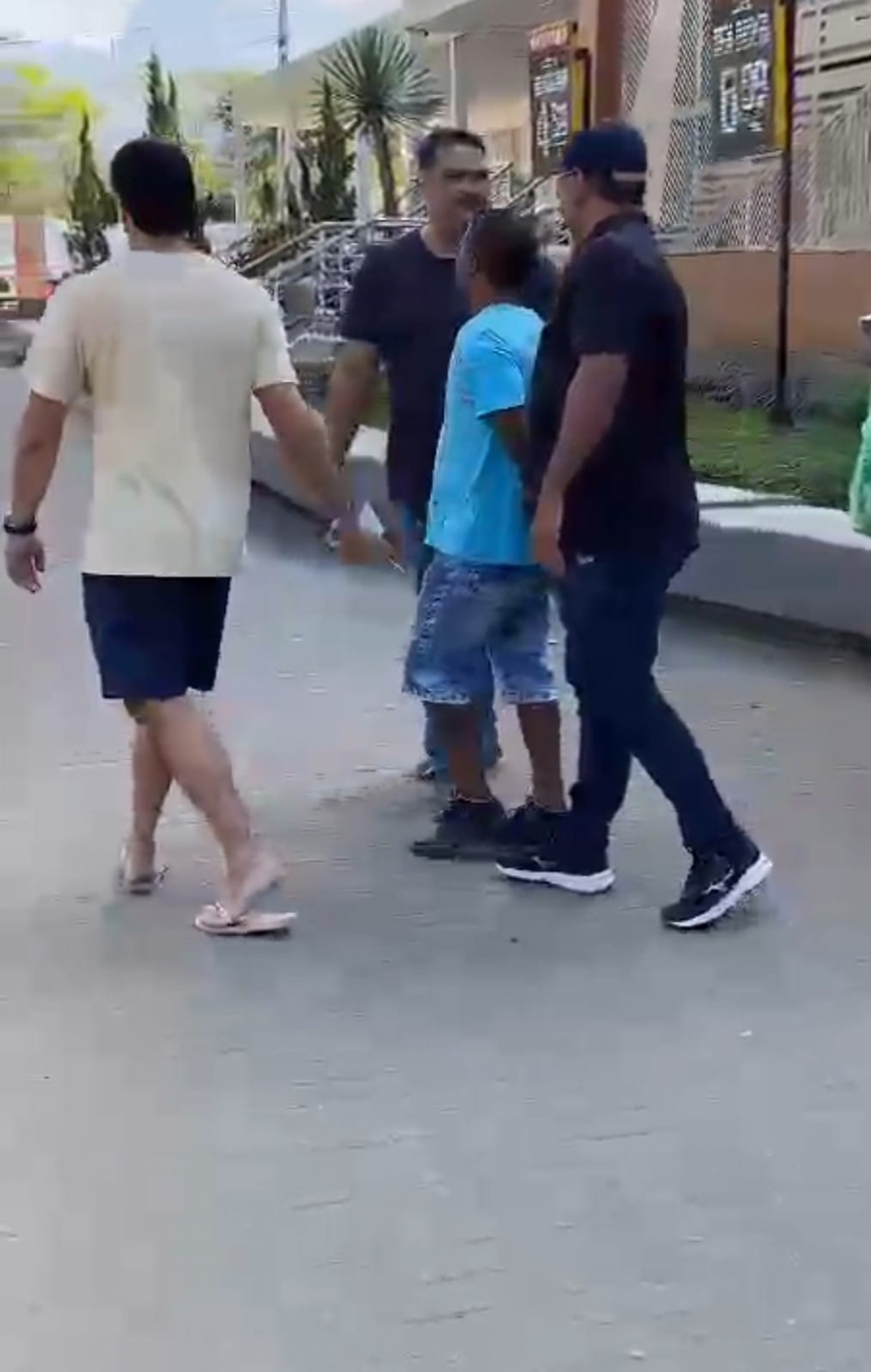 Delegado Marcello Russo (de preto a esquerda) e equipe conduzindo o foragido ( blusa azul centro) at&eacute; a 167&ordf; DP