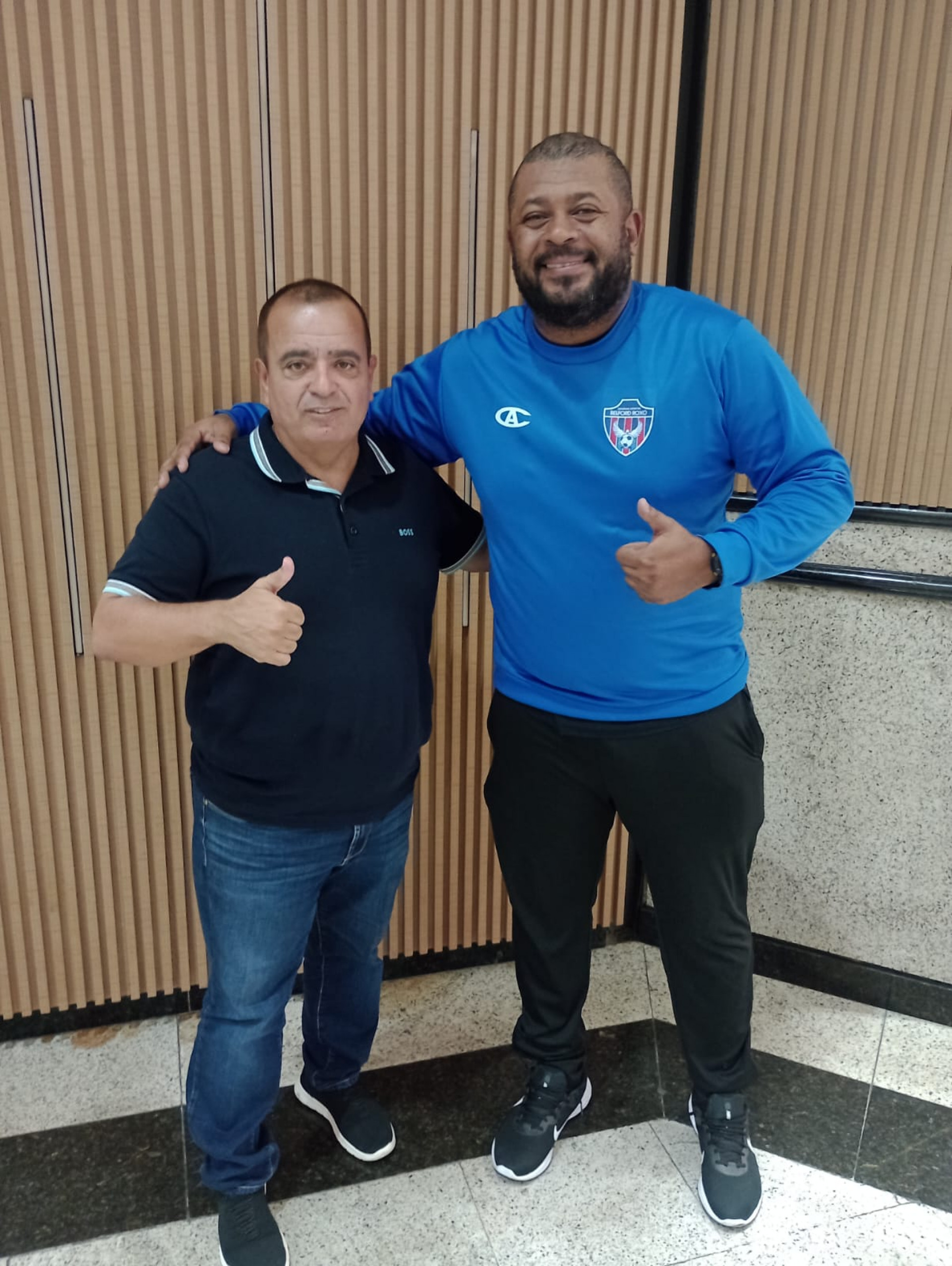 O técnico Flávio Azevedo com o presidente do clube, Reginaldo Gomes - Divulgação
