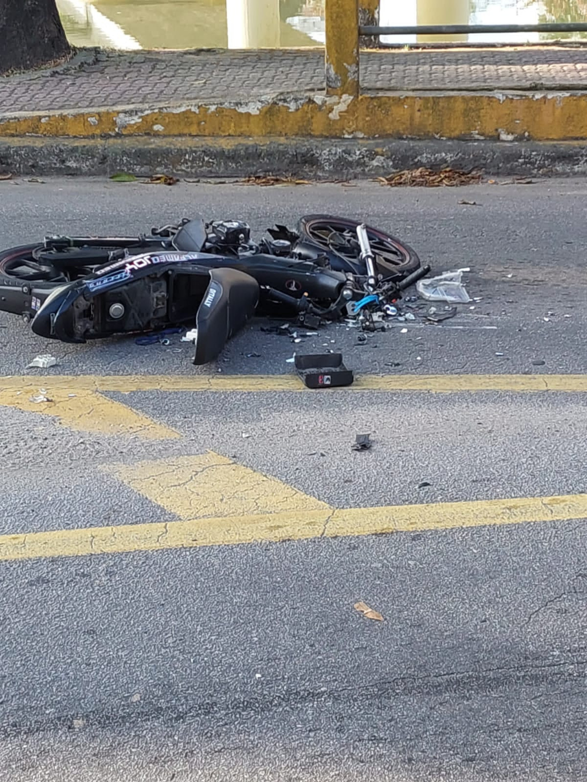 Adolescente fica ferido em colis&atilde;o entre moto e &ocirc;nibus em Resende