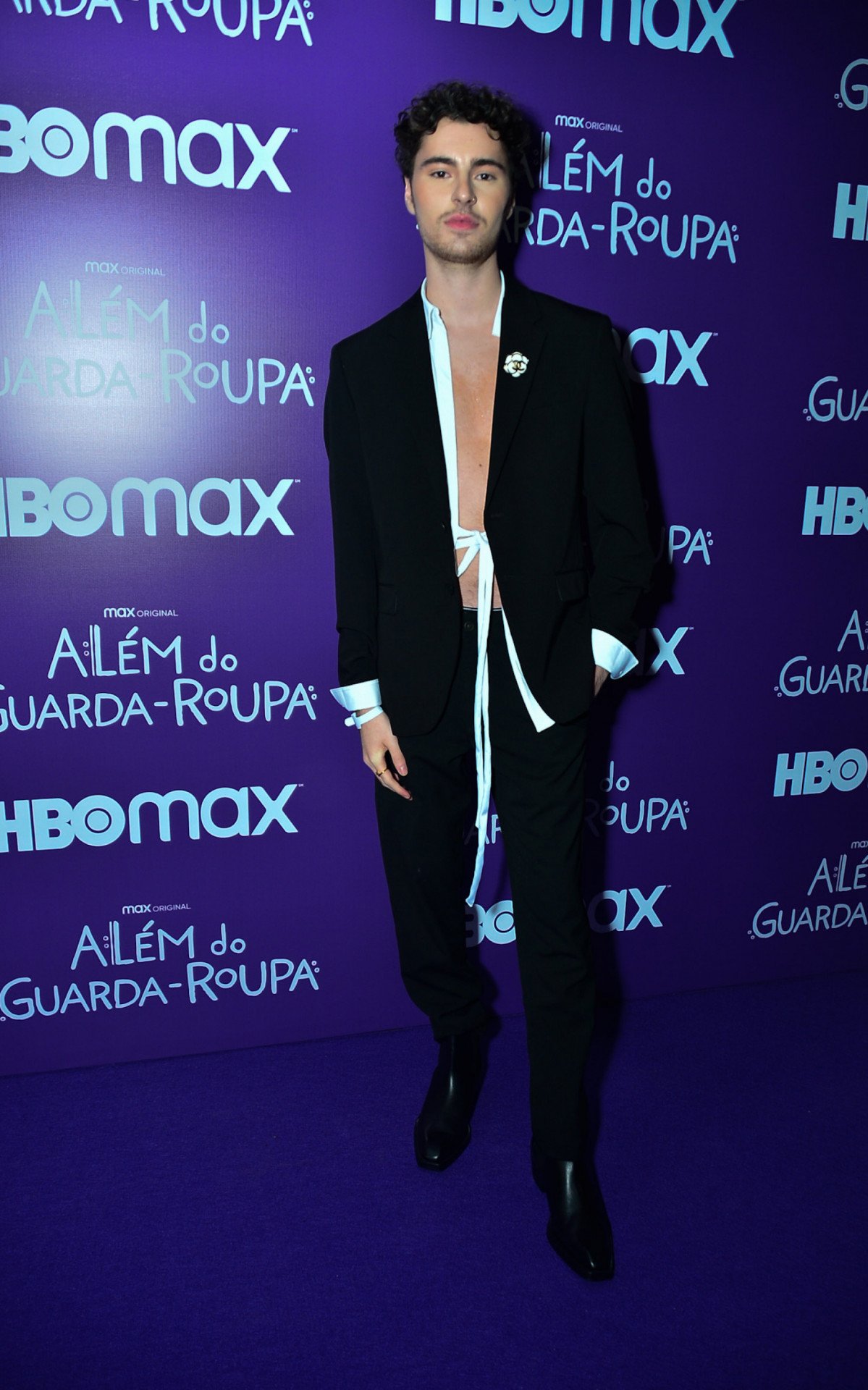 Gabriel Coppola marca presença no evento de lançamento da série Além do  Guarda-Roupa, da HBO Max