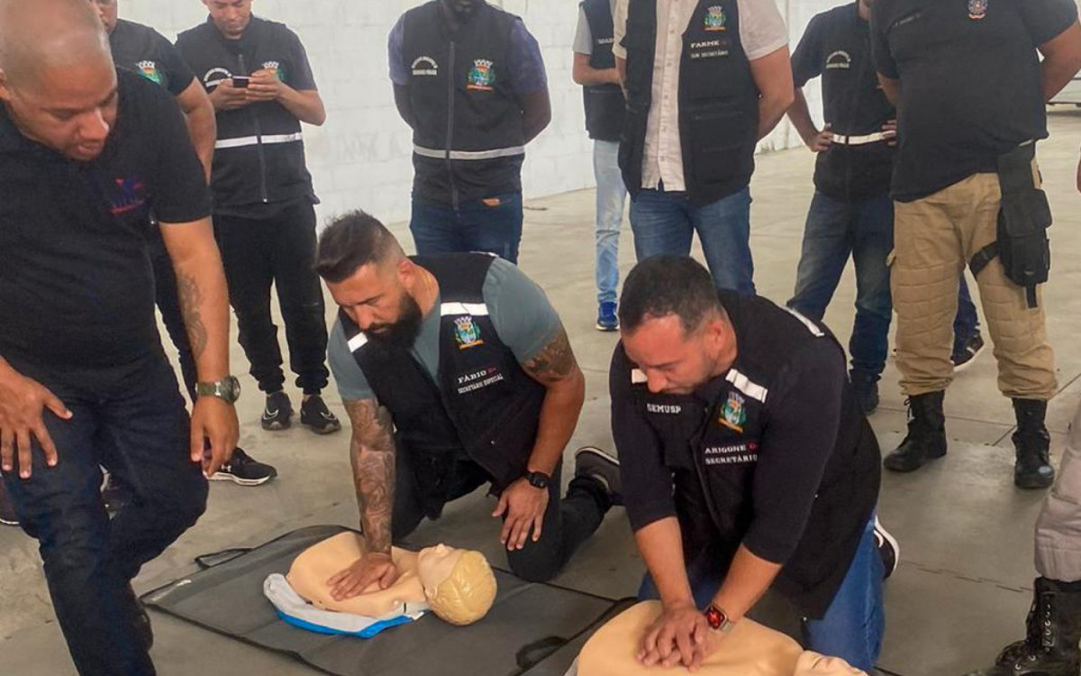 O secret&aacute;rio municipal de Seguran&ccedil;a, Luciano Arigone (D) destacou a import&acirc;ncia do curso