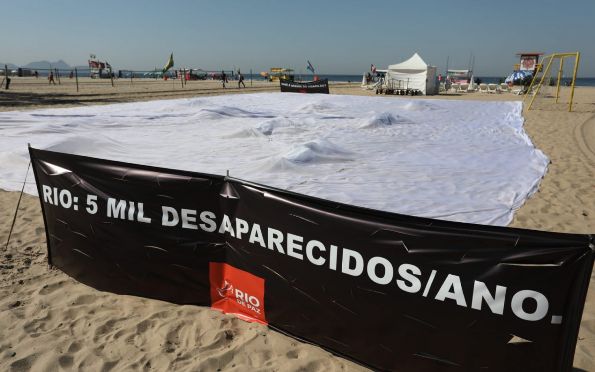 O movimento colocou na areia 10 manequins ? um para cada ano do sumiço de Amarildo - Pedro Ivo/Agência O DIA