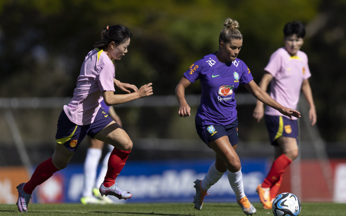 Tamires em ação pelo Brasil em jogo-treino contra a China