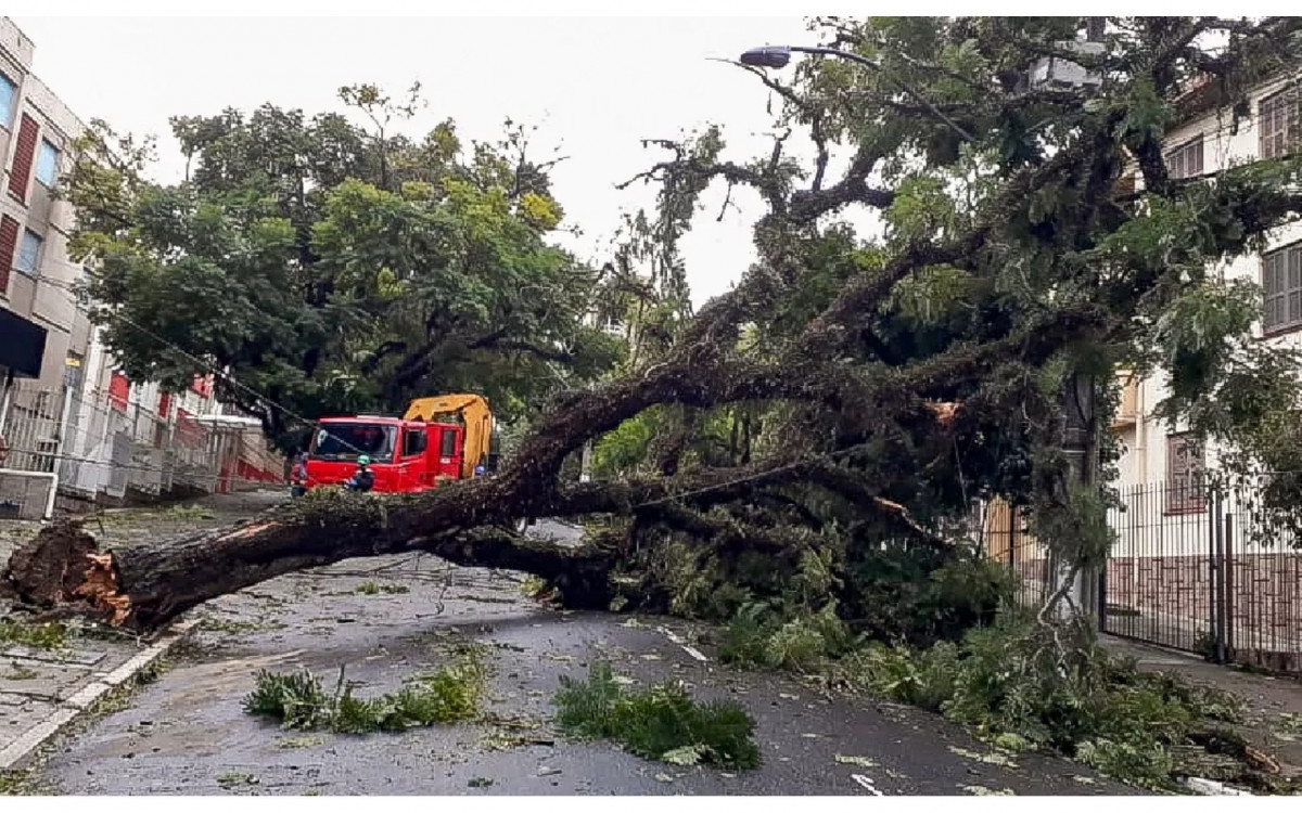 Orla do Gua&iacute;ba, regi&atilde;o metropolitana de Porto Alegre, ficou completamente revirada devido aos fortes ventos na regi&atilde;o sul do pa&iacute;s