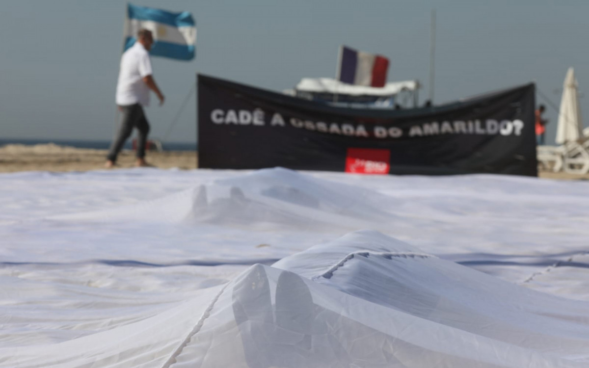 O movimento colocou na areia 10 manequins ? um para cada ano do sumiço de Amarildo - Pedro Ivo/Agência O DIA