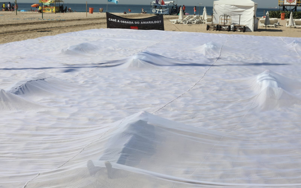 O movimento colocou na areia 10 manequins ? um para cada ano do sumiço de Amarildo - Pedro Ivo/Agência O DIA