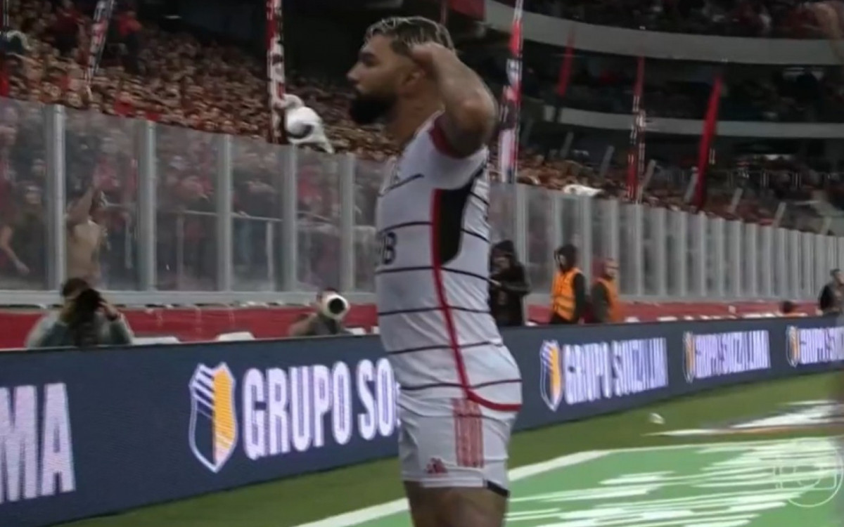 Gabigol comemora o segundo gol do Flamengo sobre o Athletico-PR