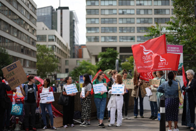 Médicos de hospitais iniciam greve por aumento salarial na Inglaterra