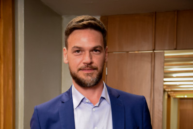 Emílio Dantas radicaliza em novo visual após fim das gravações de 'Vai na Fé'