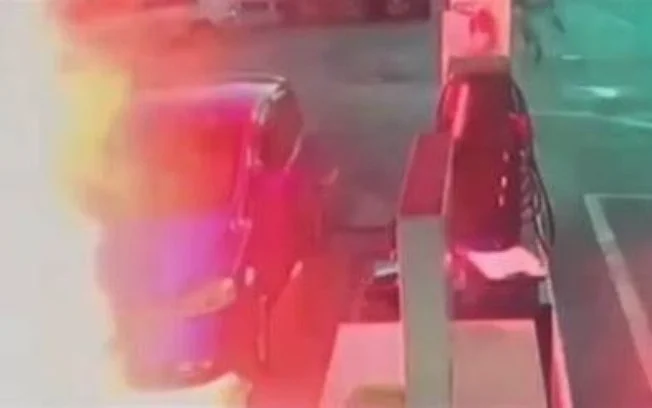 Carro explode em posto de gasolina e três pessoas ficam feridas; Vídeo