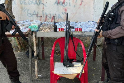 PM apreende espingarda e grande quantidade de drogas com criminoso em Nilópolis