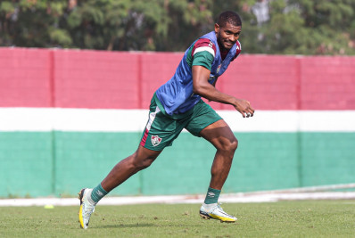 Marlon marca, pede silêncio para torcida do Fluminense, mas se desculpa; posteriormente, gol é anulado
