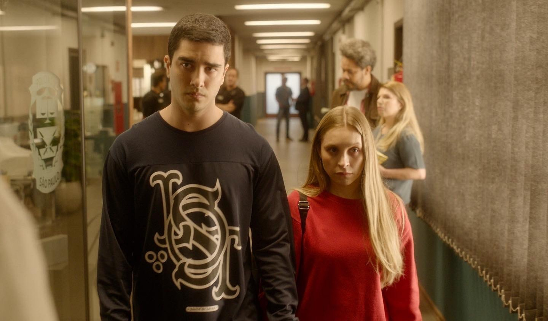 Ator Leo Bittencourt e Carla Diaz na gravação dos filmes 'A Menina que Matou os Pais' e 'O Menino que Matou Meus Pais' - Reprodução / Twitter