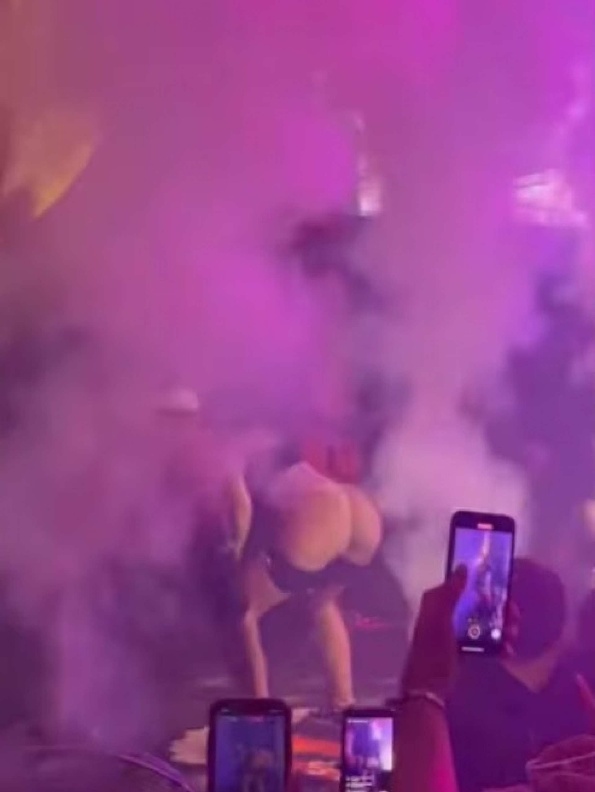 MC Pipokinha causa polêmica ao tirar a calcinha e mostrar bumbum em show - Reprodução Internet