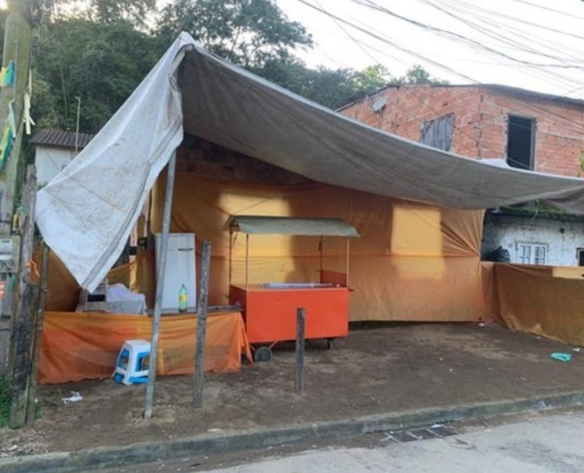 Tenda usada como ponto de venda de drogas foi desmontada pela PM em Paraty - Divulgação/PM