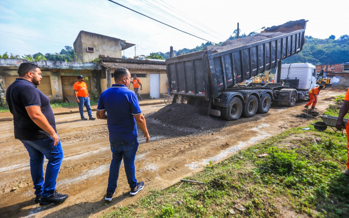 O secretário Paulo Sérgio Luna (à frente) acompanha o andamento do mutirão de obras