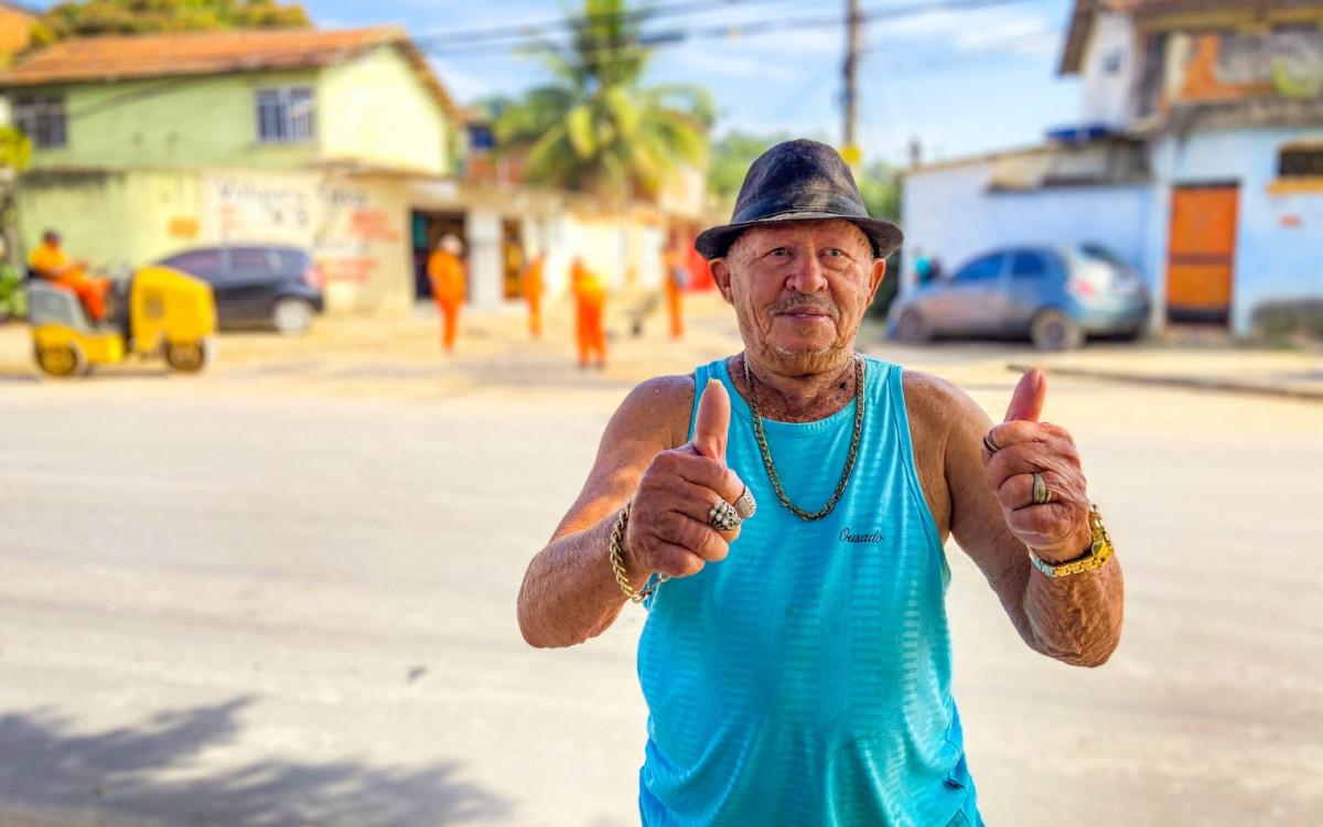 O aposentado Manoel Batista da Cruz, 78 anos, está feliz com o mutirão de limpeza