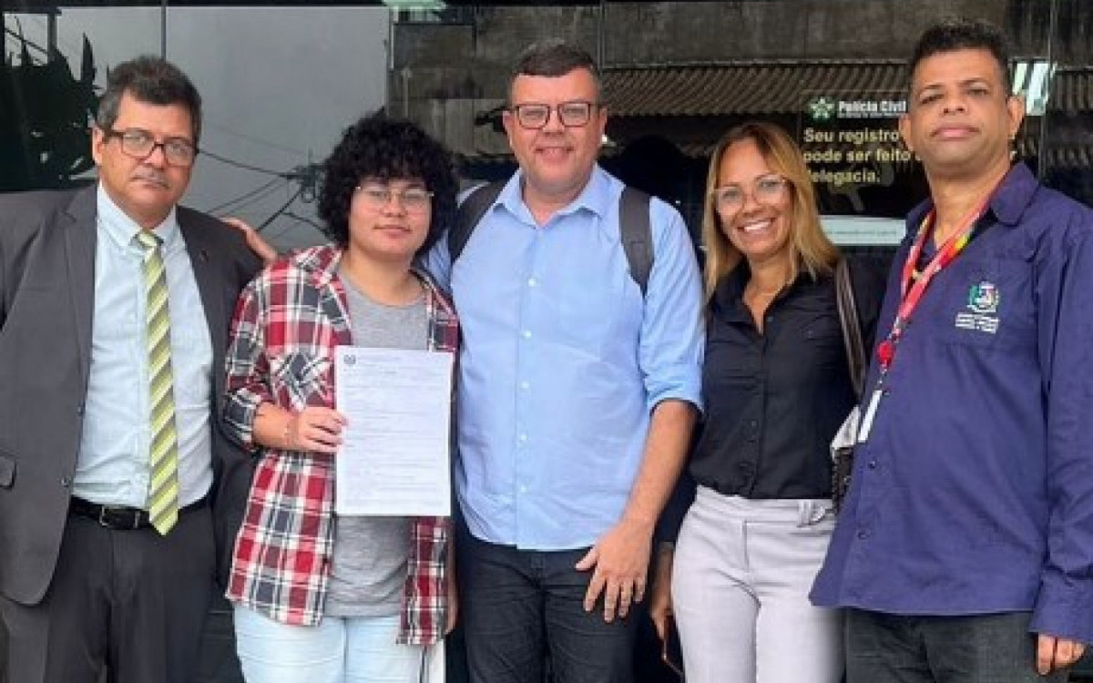 Max Marinho, de 18 anos, ao lado de membros da Comiss&atilde;o de Direitos Humanos da OAB na porta da 82&ordf; DP (Maric&aacute;)