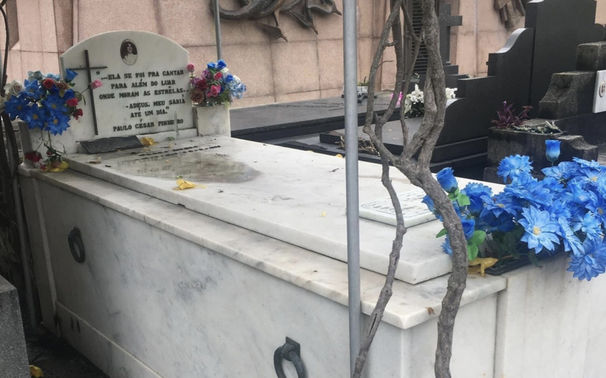 F&atilde; flagrou sumi&ccedil;o de objetos no t&uacute;mulo da cantora Clara Nunes e publicou o 'antes e o depois' nas redes sociais