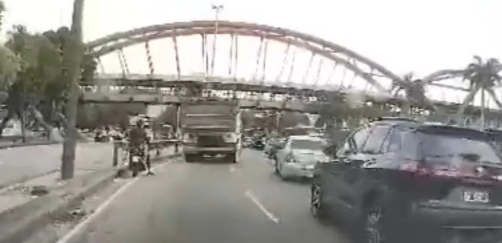 Suposto autor do crime subiu em uma moto e desapareceu entre os carros na Avenida Presidente Vargas