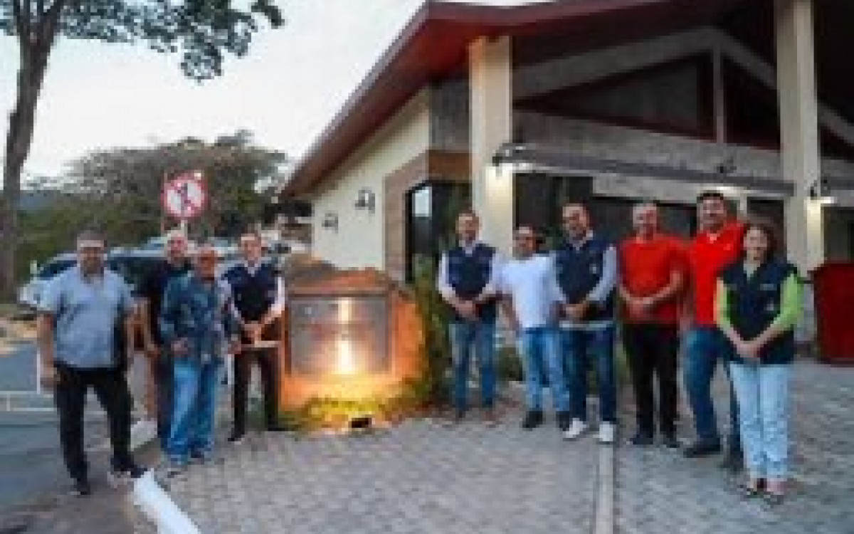 Prefeito André Português durante a inauguração