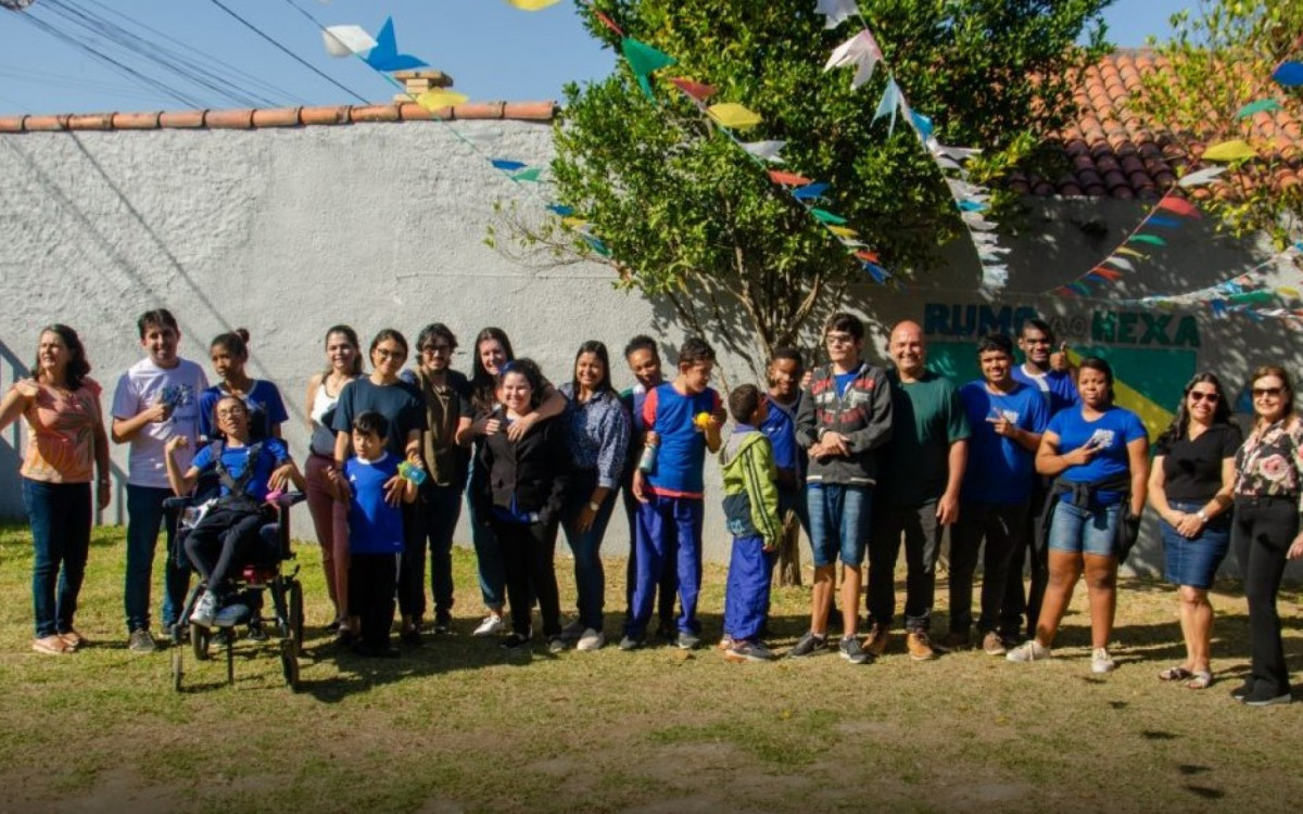 Prefeito Fabio do Pastel e alunos da rede municipal 