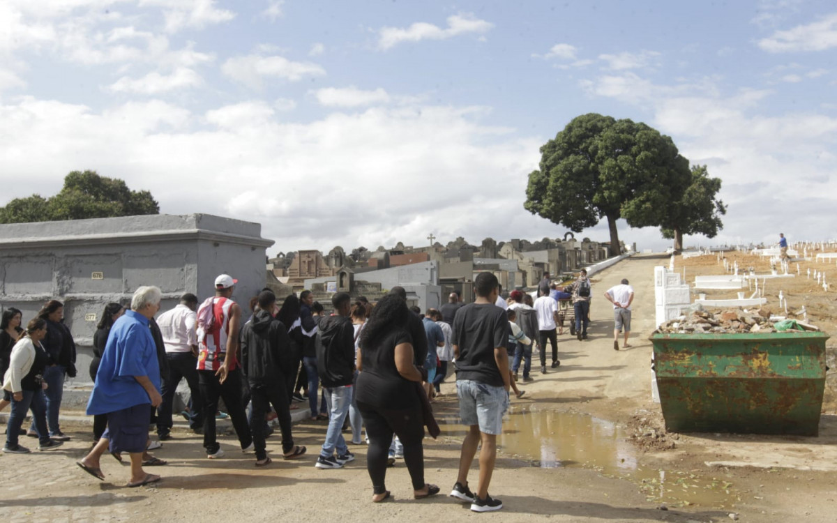 Sepultamento do vigilante David Corr&ecirc;a, no cemit&eacute;rio S&atilde;o Francisco Xavier, no Caju