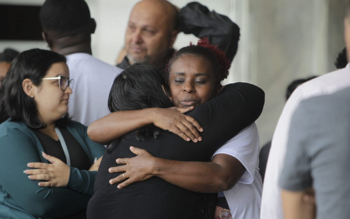 Sepultamento do vigilante David Corr&ecirc;a, no cemit&eacute;rio S&atilde;o Francisco Xavier, no Caju